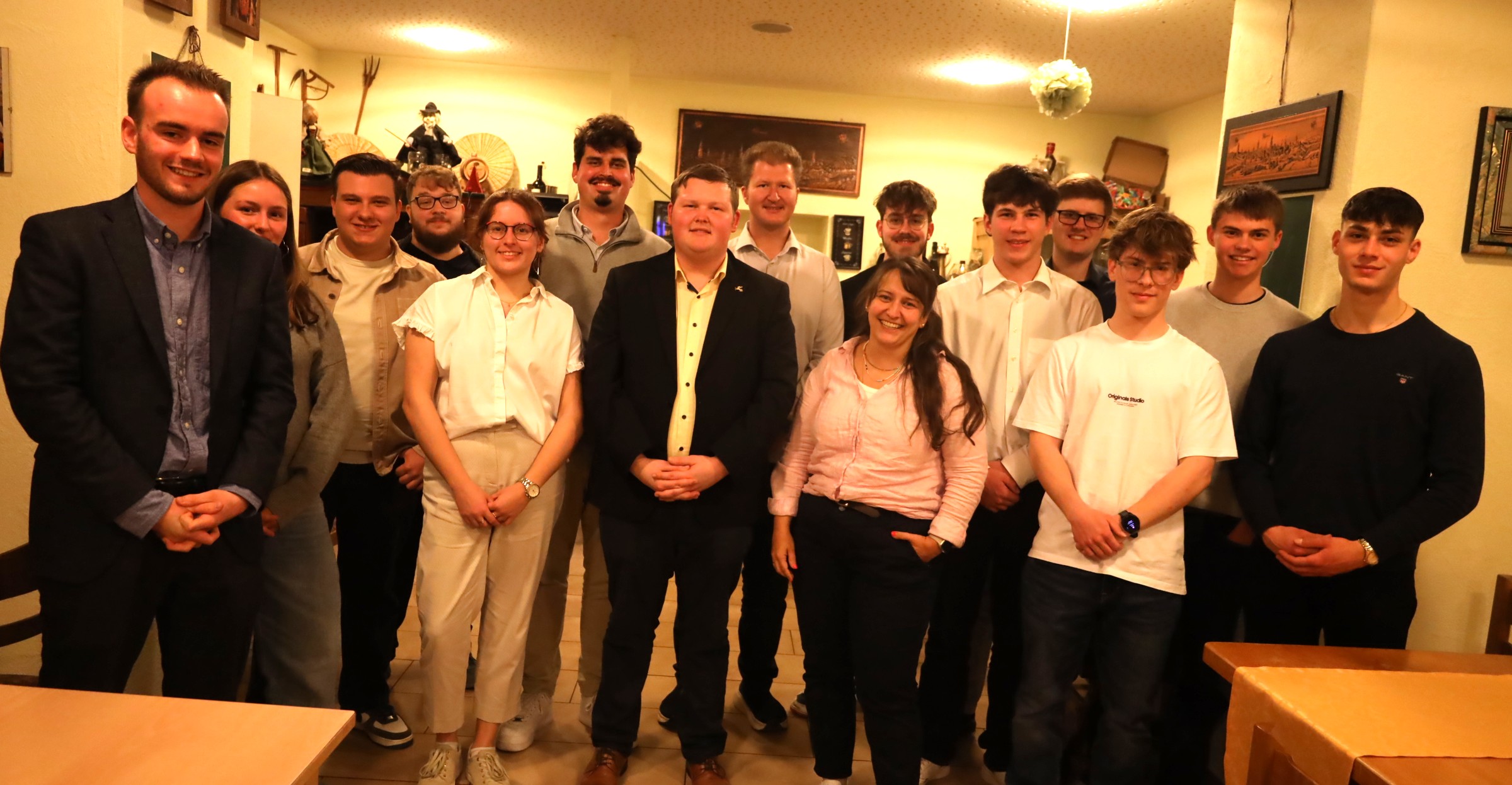 Guter Stimmung und motiviert zu neuen Taten: der neu gew�hlte Kreisvorstand der Jungen Union. Links Maximilian Fuchs, in der Mitte sein Vorg�nger als Kreisvorsitzender Felix Lehmann.